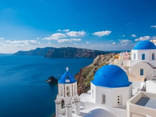 image for article What to Expect When Travelling to Santorini: Expectations vs Reality