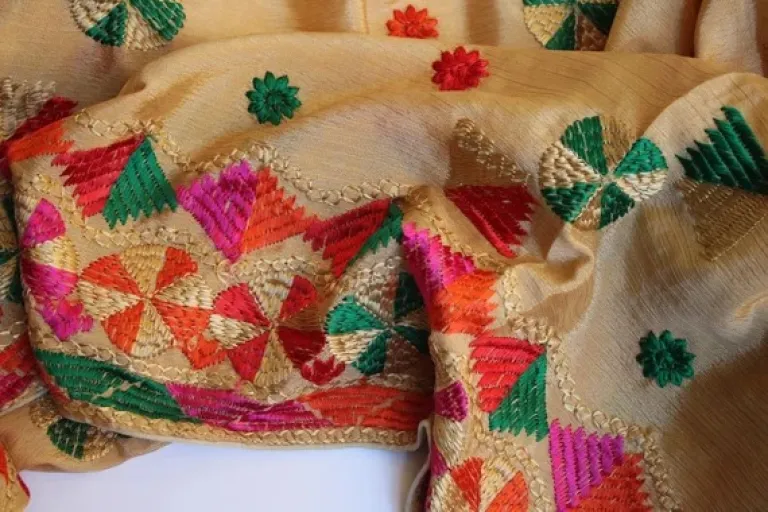 Phulkari Dupattas is one of the best souvenir to buy from Amritsar 