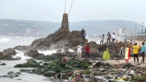 image for article Sea Recedes by 150 Meters: Crowds Flock to Beach for Photos Instead of Heading to Safety