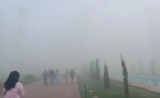 image for article Taj Mahal Disappears in Smog as Air Pollution in Agra Surges