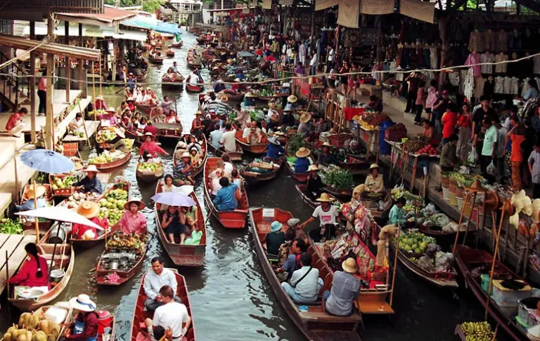 Floating Market &ndash; Amphawa or Damnoen Saduak