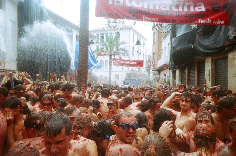 La Tomatina, 2006By Graham McLellan from London, UK - 00690016, CC BY 2.0