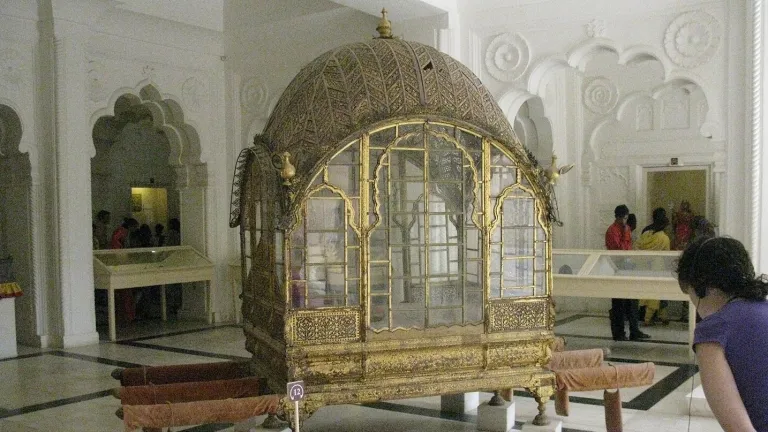 Mahadol, the Palanquin at Mehrangarh MuseumBy Gili Chupak - IMG_1745Uploaded by Ekabhishek, CC BY-SA 2.0, 