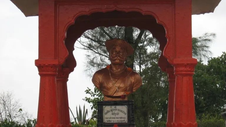 Tanaji Malusare Memorial, Sinhagad FortBy Amit20081980 - Own work, CC BY-SA 3.0, 