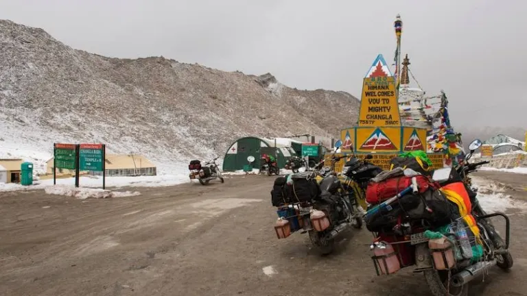 Motorbikes at the Chang La pass