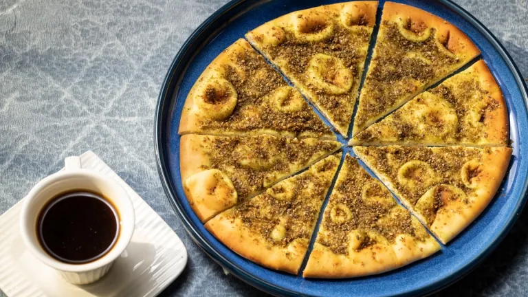 Za&#039;atar Manakish with tea