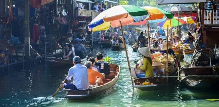 Eat Fresh Seafood at a Floating Market (That&rsquo;s Not in Bangkok!)