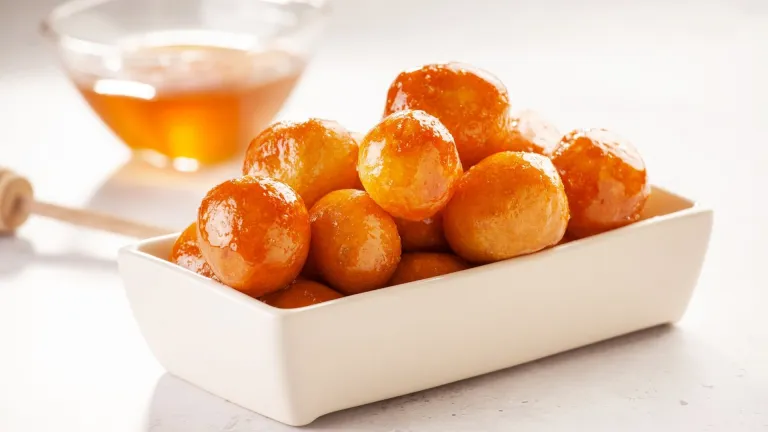 Loukoumades with honey