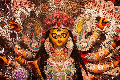 image for article 10 Durga Puja Street Markets in Kolkata for Sarees, Crafts & Food