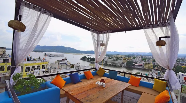 Sun and Moon Rooftop Caf&eacute;