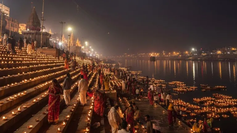 Dev Diwali 2025: देव दिवाली पर आज इन 7 जगहों पर जलाएं दीपक, मां लक्ष्मी समेत देव भी होंगे प्रसन्न - dev diwali 2025 light diya at these 7 places on dev deepawali goddess lakshmi dev will be pleased tvisg - AajTak