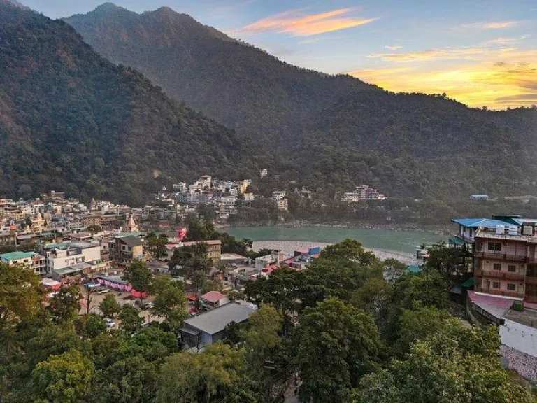 The hillside neighbourhood and mountain scenery around Tapovan, Rishikesh.