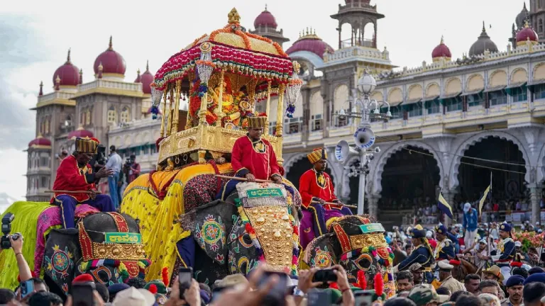 Mysuru Dasara: ಜಂಬೂ ಸವಾರಿಯೊಂದಿಗೆ ಮೈಸೂರು ದಸರಾ ಸಂಪನ್ನ, ತಳ್ಳಾಟದಲ್ಲಿ ಕೆಲವರು ಅಸ್ವಸ್ಥ Kannada News | Mysuru Dasara ends with glorious jamboo savari Vishwavani TV