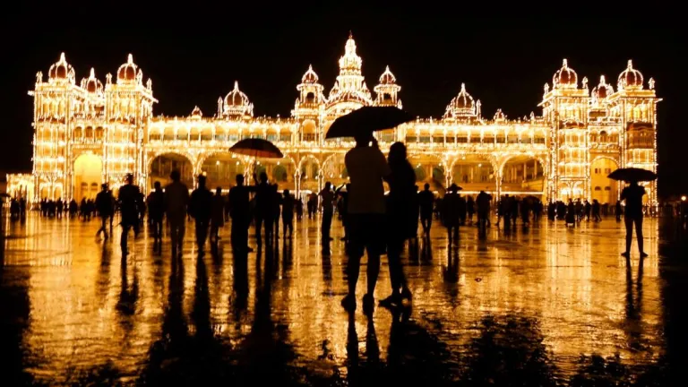 ಮೈಸೂರು ಅರಮನೆ ಸೇರಿದಂತೆ ಪ್ರವಾಸಿಗರನ್ನು ಸೆಳೆಯುವ ಭಾರತದ ಅದ್ಭುತ ಹೆರಿಟೇಜ್ ತಾಣಗಳು | Mysore Palace and Top Heritage Places in India Famous Historical Tourist Destinations in India - Kannada Oneindia
