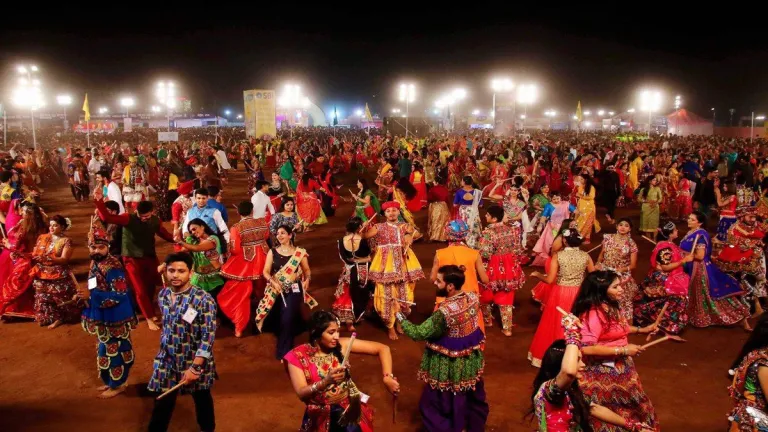 Bangalore Travel Guide:Must Visit Navaratri Events And Dandiya In Electronic City, HSR Layout, Whitefield | ബെംഗളൂരു നവരാത്രി 2024 : ഡാൺഡിയ രാസ് തുടങ്ങുകയായി..രാവുറങ്ങാത്ത ആഘോഷം, പ്രധാന സ്ഥലങ്ങൾ - Malayalam Nativeplanet