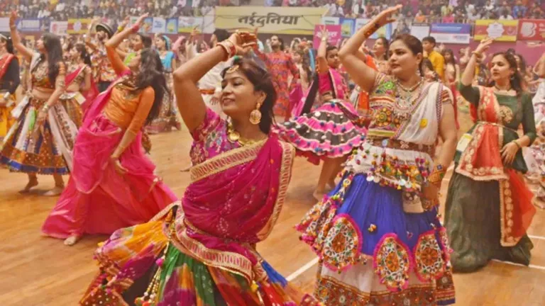 Surat: નવરાત્રીમાં ગરબા રમવા જનારી દીકરીઓ માટે સુરત પોલીસનો ખાસ સંદેશ- 'અજાણી વ્યક્તિ પાસે લિફ્ટ લેવાનું ટાળજો' | Surat Police Message for Girl Who Play Garba during navratri night