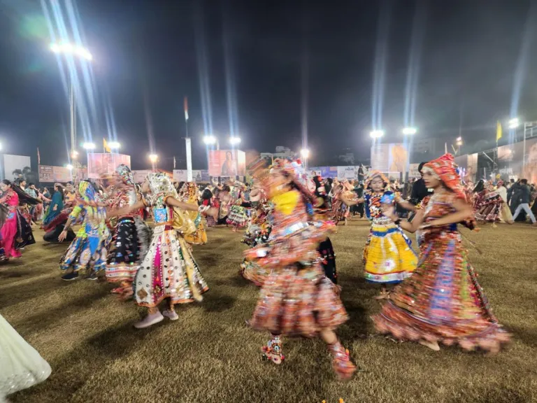 A grand celebration of Navratri festival by Khodaldham Group in Junagadh, more than 4000 sportsmen danced along the Avanwa Step | ખોડલધામ સમિતિના રાસ ગરબા: જૂનાગઢમાં ખોડલધામ ગ્રુપ દ્વારા નવરાત્રિ મહોત્સવની ભવ્ય ઉજવણી, 4000 થી વધુ ખેલૈયાઓ અવનવા સ્ટેપ સાથે ગરબે ઘૂમ્યા - Junagadh News | Divya Bhaskar