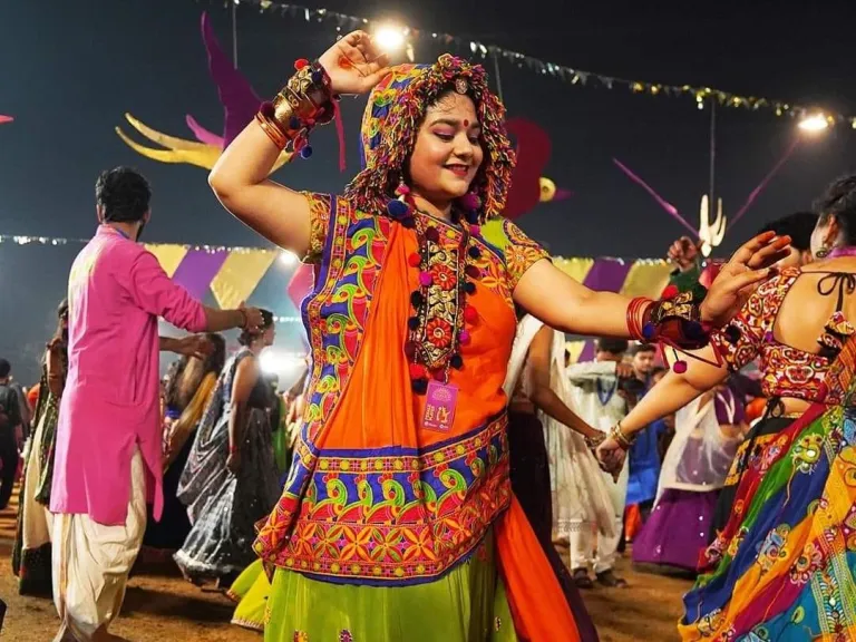 Vadodara's United Way of Baroda and Lakshmi Vilas Palace Heritage Garba in Vadodara saw sportspersons perform on various themes. | સાતમા નોરતાની ઝલકની તસવીરો: વડોદરાના યુનાઈટેડ વે ઓફ બરોડા અને લક્ષ્મી વિલાસ પેલેસ હેરિટેજ ગરબામાં વિવિધ થીમ પર ખેલૈયાઓ ગરબે ઘૂમ્યા - Vadodara News | Divya Bhaskar