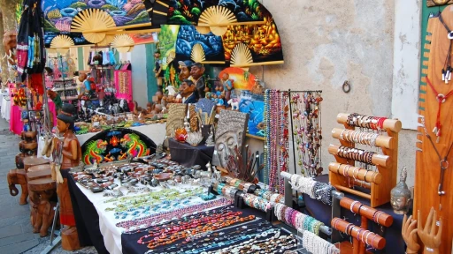 image for article 10 Best Flea Markets in India for souvenirs and more