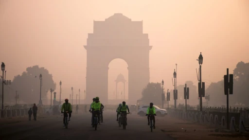 image for article North India Shivers Under New Year Fog Blanket: Trains Delayed, Air Quality Plummets