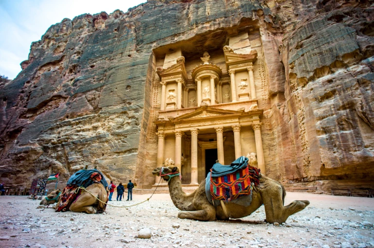 Unveiling the majestic Treasury in Petra&#039;s ancient realm.