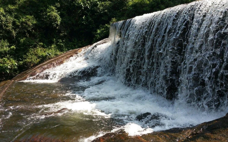 Kovai Kutralam Falls: Nature&#039;s cascade, a refreshing retreat amidst lush greenery.
