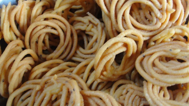 Murukku: Crunchy South Indian snack, seasoned with spices.