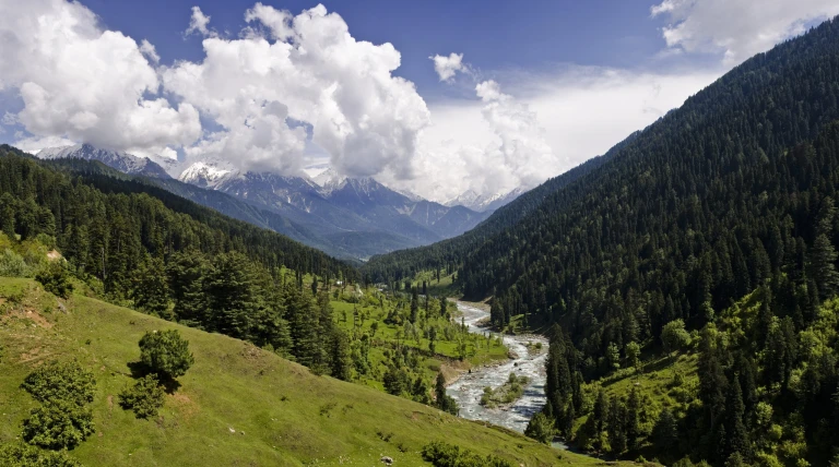Prepare to be awestruck by the breathtaking views of Kashmir!