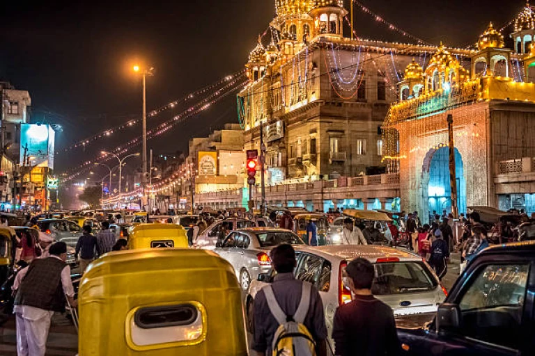 Chandni Chowk, Busy streets of the Old Delhi spice market by night