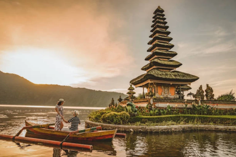 The Ulun Danu Tamblingan Temple is located in the north side of Bali, in a Tamblingan lake. 