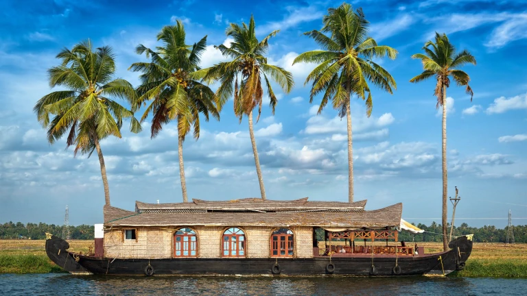houseboat cruise in Kerala backwaters