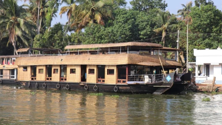 Friends Cruise Houseboats