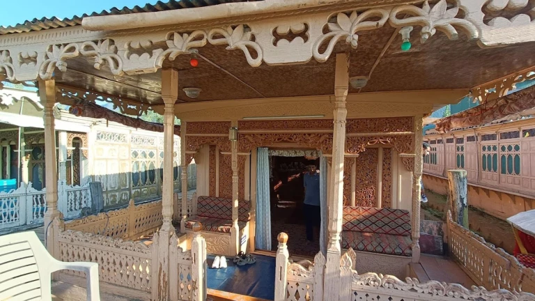 The Houseboat Zaindari Palace