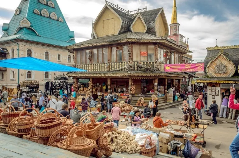 Explore the Izmailovsky Market