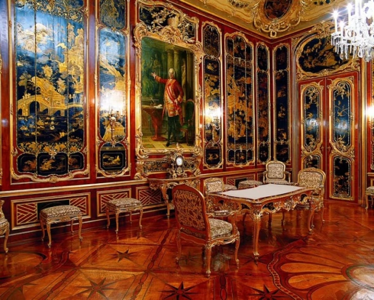Vieux Laque Room